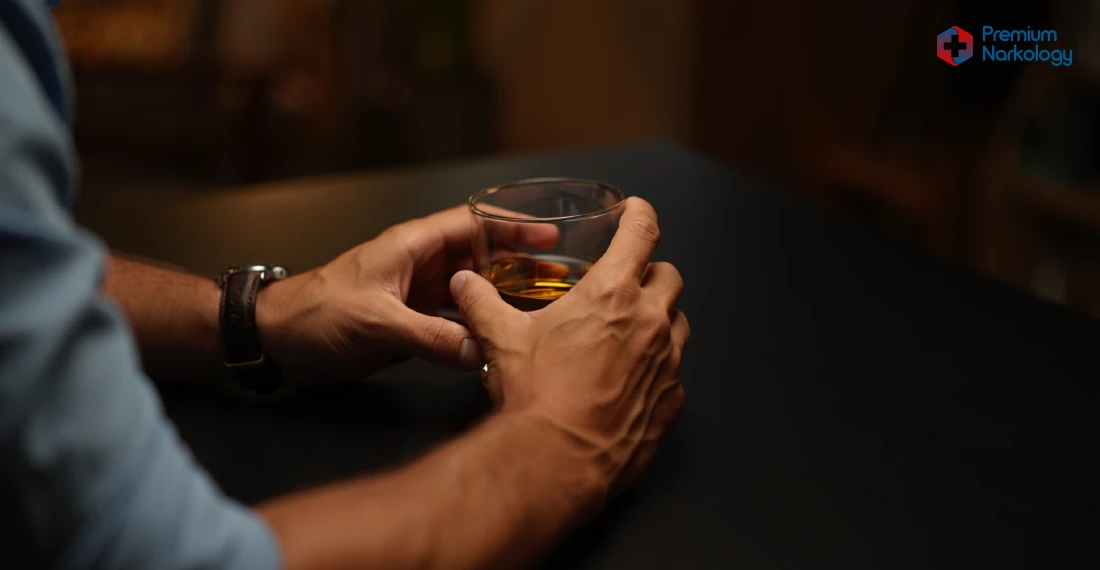 Мужчина со стаканом в руке